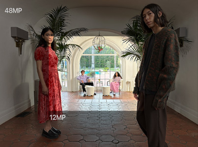 Il nuovo sistema di fotocamere Pro ha un’estensione totale dello zoom senza precedenti grazie all’aggiunta di un teleobiettivo 2x di qualità ottica. Così, hai un’infinità di opzioni in più: non c’è limite alle inquadrature possibili, né alla tua fantasia.